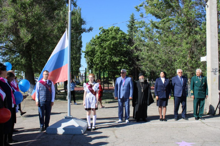24 мая во всех школах района прозвенел последний звонок, в этом году в Подлесном 14 выпускников 11 класса и 51 выпускников – 9-х классов..