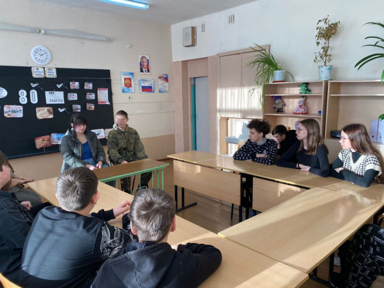Сегодня в нашей школе прошла встреча учеников с участником специальной военной операции Блиновым Алексеем и его женой..